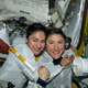 Las astronautas de la NASA Jessica Meir (izquierda) y Christina Koch (derecha).